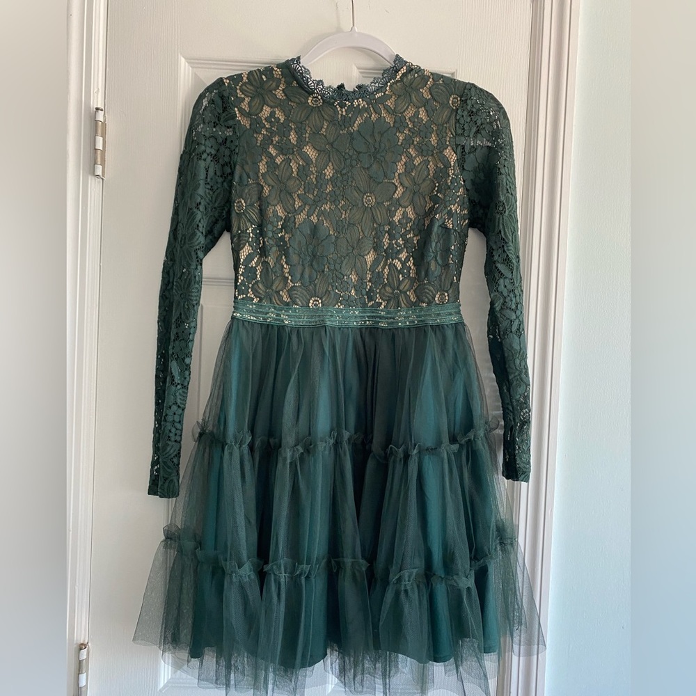 Short green lace dress with long sleeves